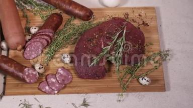 桌布砧板上的天然肉类美食