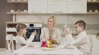 家庭<strong>聚餐</strong>时，妈妈在餐桌上与孩子交流