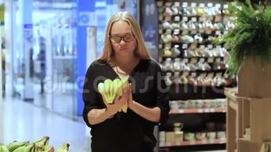 女孩在<strong>超市</strong>里选择蔬菜和<strong>水果</strong>