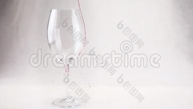 红酒<strong>在</strong>白色的背景下倒入<strong>玻璃杯中</strong>。 慢动作