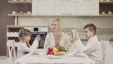 家庭聚餐时，妈妈在餐桌上与孩子交流