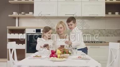 家庭聚餐时，妈妈在餐桌上与孩子交流