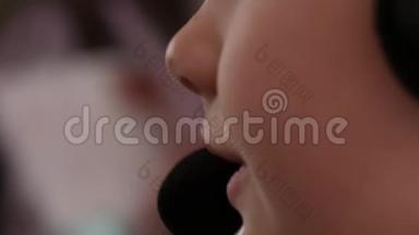 一个戴耳机的可爱小女孩在麦克风里唱歌。 4K