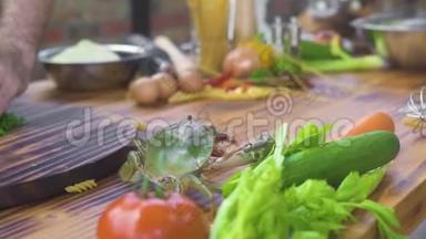 海蟹在厨房餐桌上爬行，在海鲜餐厅做饭。 准备意大利海鲜的活蟹