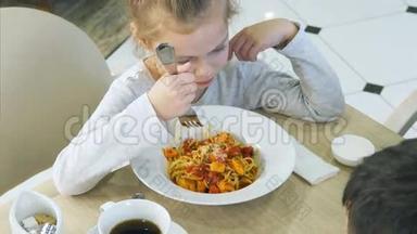 肮脏的小女孩在咖啡馆里<strong>粗心</strong>地吃意大利面。