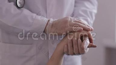 医生安慰病人。 医生`手抚摸病人，安慰他。