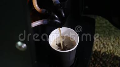 水从咖啡机倒入纸杯中