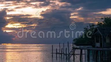 日落的夜晚，在海洋中倒影。 来自Kordiris Homestay的竹棚屋，Gam岛，西巴布亚，Raja Ampat
