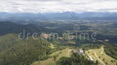 奥地利卡林西亚马格达伦斯堡的真实景色。 以山脉为背景