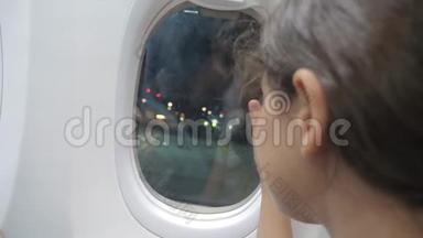 少女告别的生活方式挥手在窗口的飞机航空飞机概念。 年轻的女孩