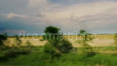 风景如画的乡村景观-田野，干草田和干草堆。 匈牙利的乡村。 从驾驶汽车或