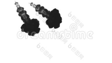 大量的流动，乌云或烟雾，墨水注入是孤立的白色在缓慢的运动。 黑色的薄荷倒入水中。 英奇