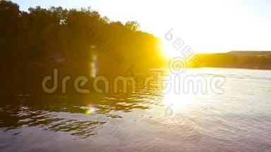 摩托艇在美丽的阳光下漂浮在河上，日落时游艇的轮廓在河上漂浮