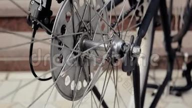 旧自行车轮<strong>缓慢转动</strong>的特写镜头