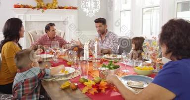 家庭在R3D的餐桌上享受感恩节大餐