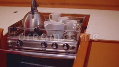 壶和杯子的景色，茶和咖啡的炊具挂在卡丹和摇摆，因为运动