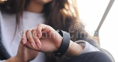 女人在户外使用她<strong>的</strong>智能手表设备，用手指做手势。 <strong>天气晴朗</strong>。 可穿戴技术是