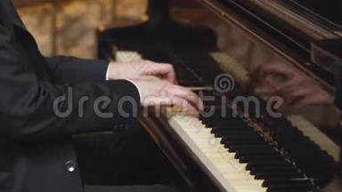 专业音乐家<strong>钢琴</strong>家手中的<strong>钢琴</strong>钥匙。 手