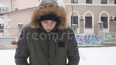 戴着黑帽子的年轻人在寒冷的冬天天气里暖<strong>手</strong>的肖像。 快<strong>关门</strong>。 户外活动