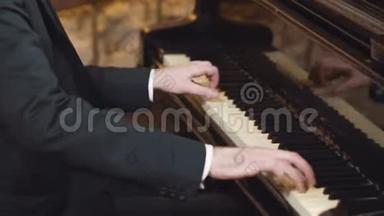 弹钢琴。 专业音乐家钢琴家手中的钢琴钥匙。 手