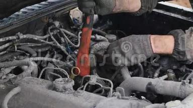<strong>汽车修理工</strong>试图在户外用斧头快速修理<strong>汽车</strong>。 一切都很脏。