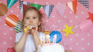 生日快乐。 可爱的孩子许愿，在聚会上吹灭蛋糕上的蜡烛。 有趣的小女孩和假期。 粉红色