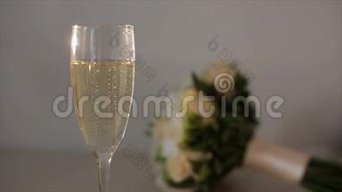 结婚戒指落入香槟杯