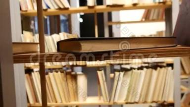 书架上有书-图书馆里的迷宫-在书架上搜索书