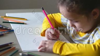 小可爱的小女孩用彩色铅笔画她的房子。 4K.