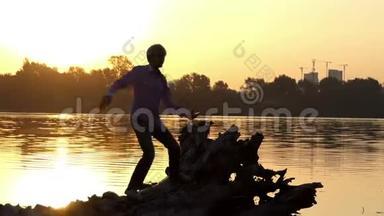 在灿烂的夕阳下，快乐的人在湖畔跳舞
