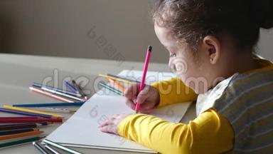 小可爱的小女孩用<strong>彩色铅笔画</strong>她的房子。 4K.