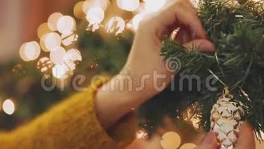 手女人用<strong>圣诞彩灯</strong>装饰<strong>圣诞</strong>树。
