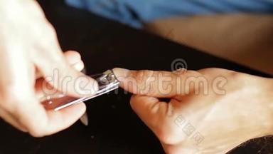 用剪甲器剪指甲，以利良好卫生。 剪掉指甲。 剪掉指甲。 男人修剪指甲。 他在剪