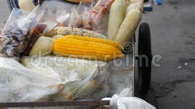 与刚煮好的幼玉米相反，新鲜的玉米来自蒸汽。 柜台提供各种泰国菜。 亚洲街头食品