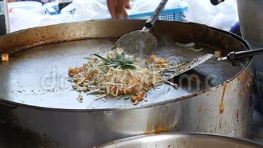卖街食品的人用鸡蛋、鸡肉和芽<strong>炒</strong>传统泰国<strong>米粉</strong>。 亚洲街头食品