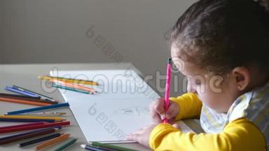 小可爱的小女孩用<strong>彩色铅笔画</strong>她的房子。 4K.