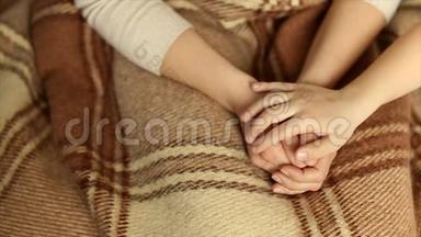 孩子温柔地拥抱着妈妈`双手。全高清视频