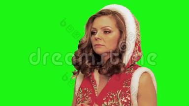 穿着圣诞服装的漂亮女人重新调整了头发，谈论着与色度有关的话题。