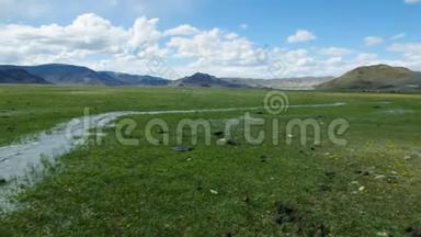 蒙古阿尔泰语。 现状山涧，风景幽谷上的雪山背景..