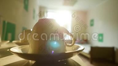 早的心情，茶.. 清晨阳光下的茶壶特写。 完美早晨的概念