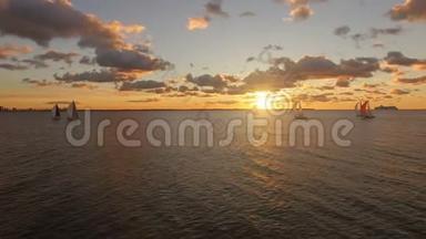 在海上航行的游艇的鸟瞰图和美丽的日落景色。 公海上的游艇