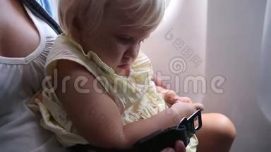 小孩在飞机上玩安全带扣