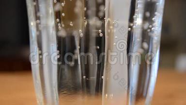 干净的气泡水在透明玻璃与上升气泡特写视频