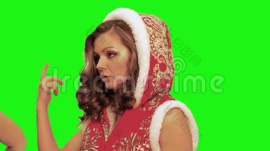 穿着圣诞服装的漂亮女人重新调整了头发，谈论着与色度有关的<strong>话题</strong>。