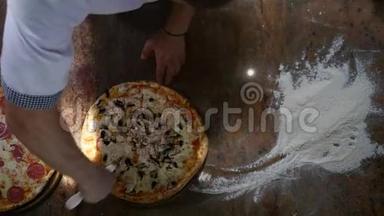 披萨在盘木板手工切割与披萨切刀。 顶部视图