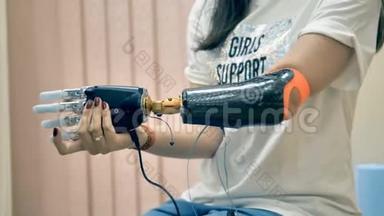 机器人<strong>肢体</strong>，假肢.. 女孩首次使用仿生3D打印手臂。 4K.