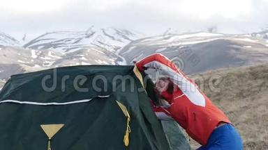 在山上搭帐篷
