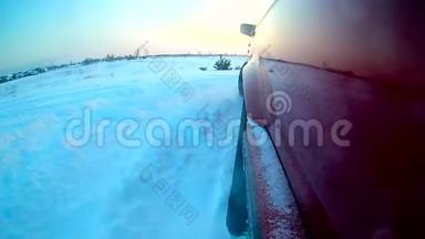 照相机在汽车的左翼上，它在冬天<strong>飘雪</strong>