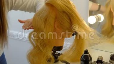 女学生理发师在浅色美发店做假头发，留长金发