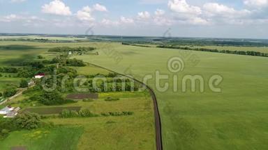 俄罗斯村庄外围的绿色谷地